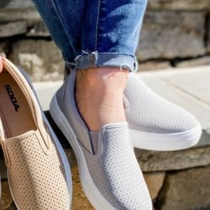 Woman's Gray Soda shoes, size 8